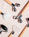 Le roller multi-têtes composé d'un gua sha, d'un roller en obsidienne et d'un boulado.