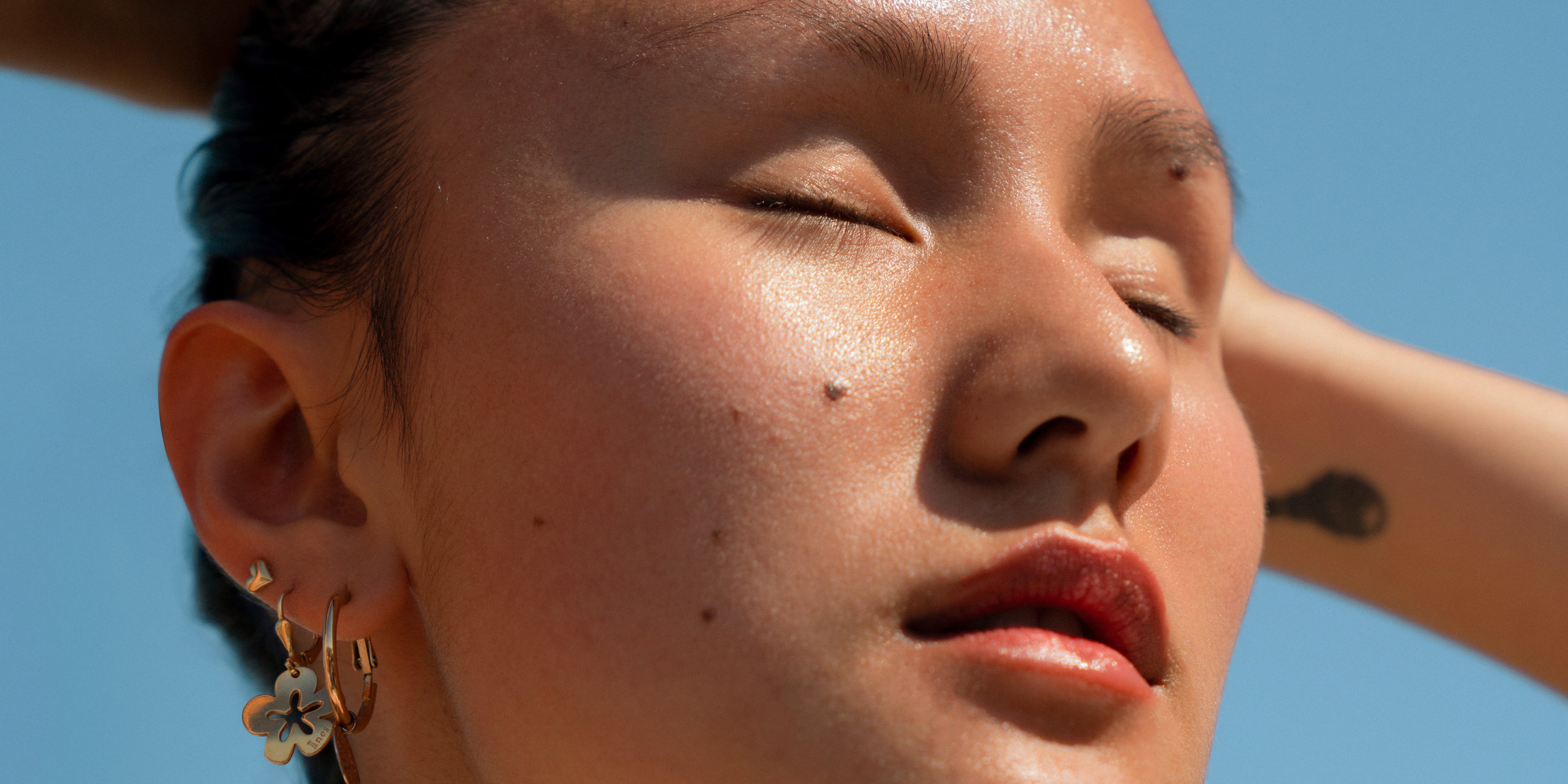 How to get plumpy skin? Getting plump, youthful skin doesn't come without work: hydration, collagen, peptides, bakuchiol or vitamin C, find out which ingredients and practices are needed to get plump skin. 