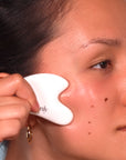 Le gua sha en céramique pour le massage du visage